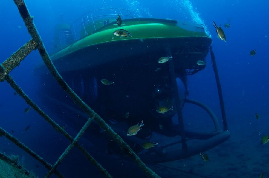 Puerto de Mogán: Submarine Tour - What happens once you are on board: screens, headphones, and safety cues