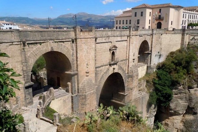 Ronda and Setenil de las Bodegas tour from Malaga - Bus comfort, crowd noise, and hearing your guide