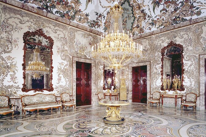 Royal Palace of Madrid Early Entrance Tour Skip-The-Line Ticket - Meeting at Julià Travel and getting to the palace fast