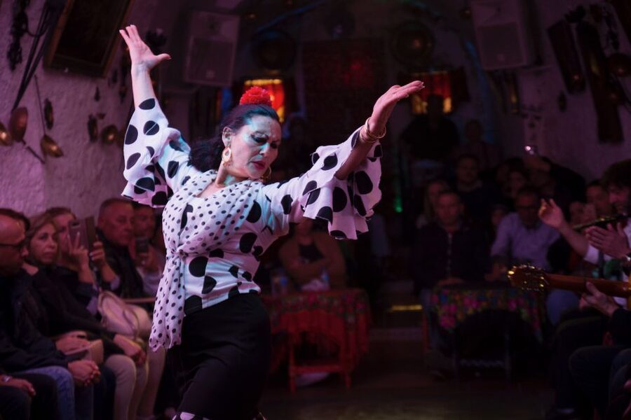 Sacromonte: Flamenco Show at Cuevas Los Tarantos Tickets - Drinks and food: keep it simple, don’t turn it into a long meal