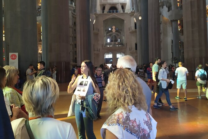 Sagrada Familia English Guided Tour & Optional Tower Access - Inside the Basilica: The Latin Cross Layout and the Vaults Overhead