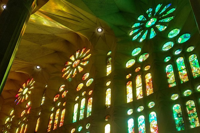 Sagrada Familia English Guided Tour & Optional Tower Access - Best Timing: Morning Tours and Shorter Friction at Security