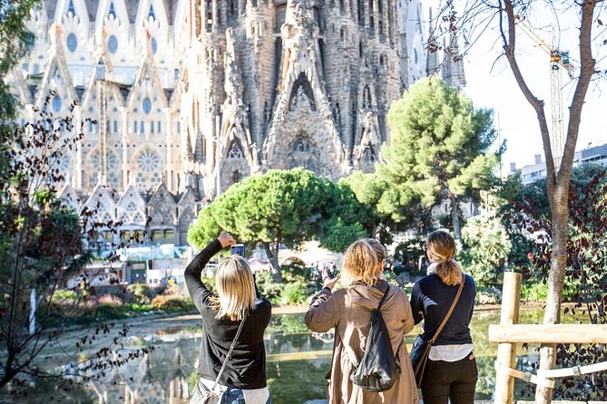 Sagrada Familia Fast Track Guided Tour with Towers Access - Inside the basilica: what a guide helps you notice