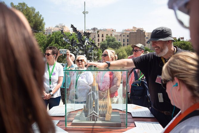 Sagrada Familia Guided Tour with Skip the Line Ticket - Inside the Basilica: Light, Color, and 18 Spires