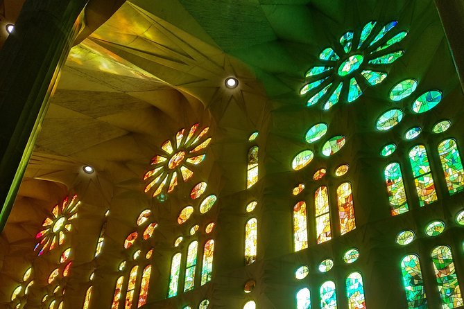 Sagrada Familia Guided Tour with Towers Access - Rules for clothing and children at the towers