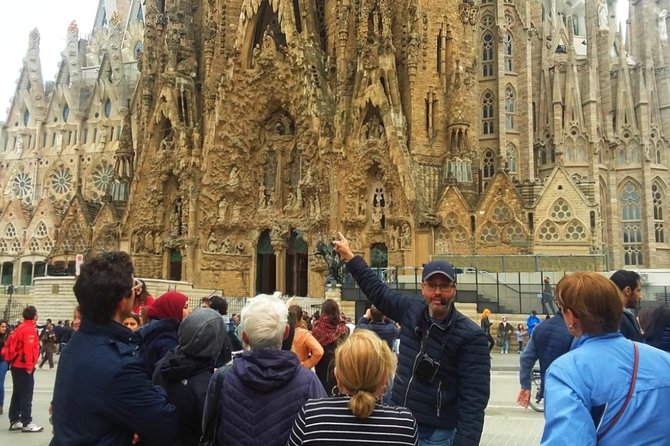 Sagrada Familia & Montserrat Small Group Tour with Hotel pick-up - The city drive between highlights: waterfront, markets, and modernist façades