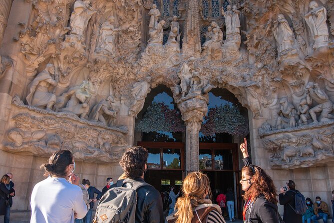 Sagrada Familia Small Group Guided Tour with Skip the Line Ticket - Photos, where to stand, and how guides help you see details