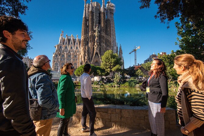 Sagrada Familia Small Group Guided Tour with Skip the Line Ticket - Where you meet and how to not lose time before the tour starts