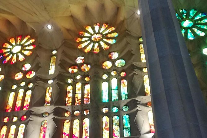 Sagrada Familia Small Group Tour with Skip the Line Ticket - What You’ll Notice Once a Guide Points It Out