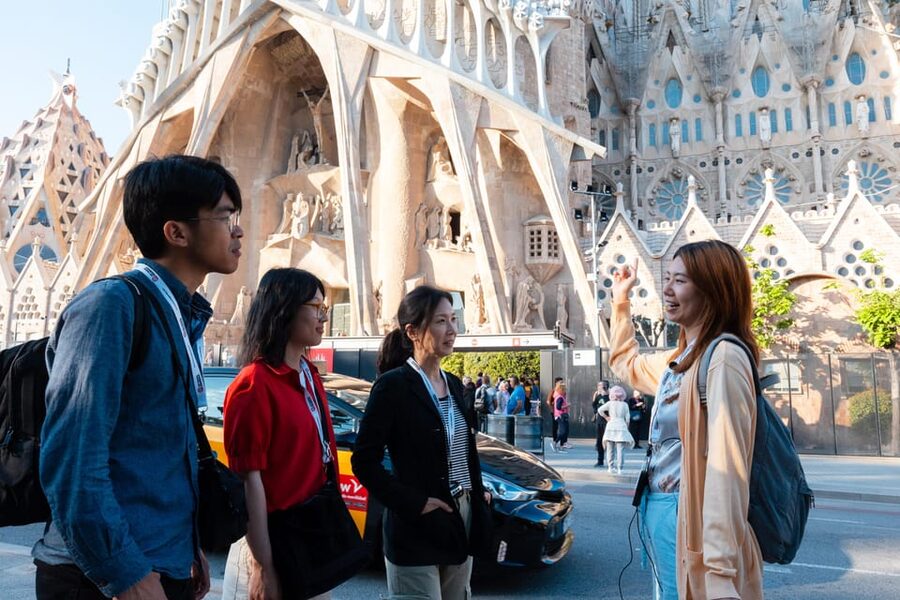 Sagrada Familia Tour with Express Entry and Local Guide - Meeting at Touring Pandas, then getting your bearings fast