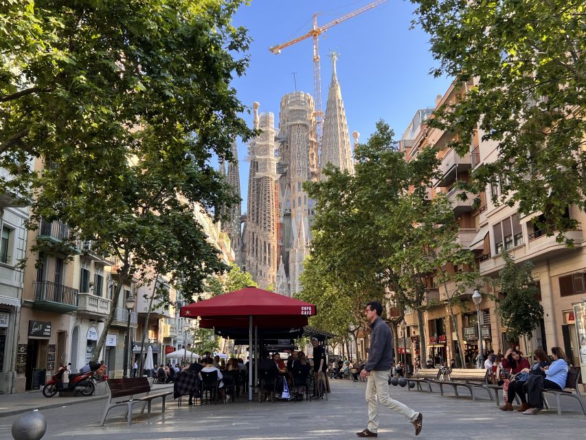 Sagrada Familia Tour with Express Entry and Local Guide - FAQ