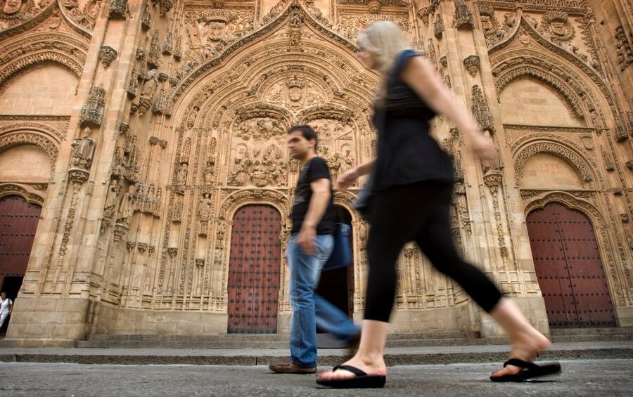 Salamanca Sightseeing Walking Tour with Local Guide. Spanish - House of Shells: a quick stop with a big visual payoff