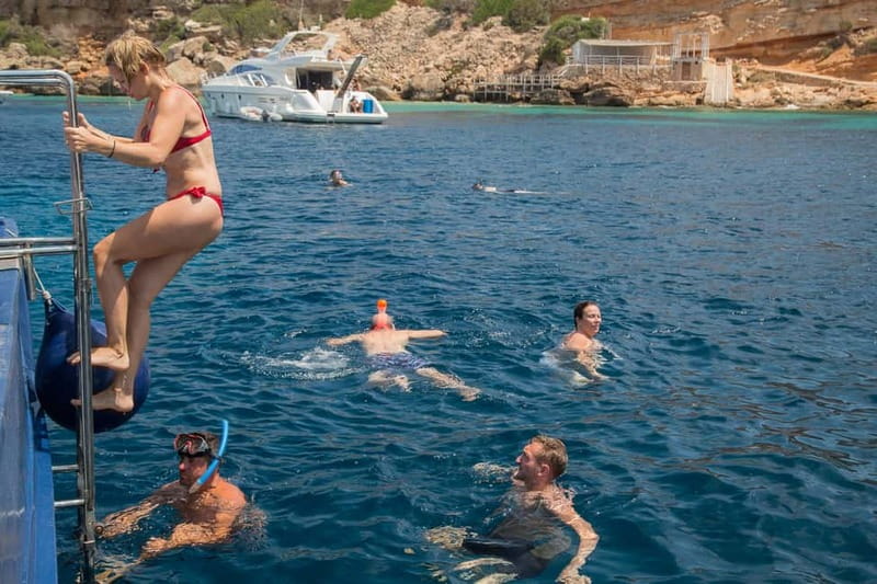 San Antonio: Es Vedrà, Formentera Tour with Food & Drinks - Sunset cava toast and the Café Mambo scene from the water