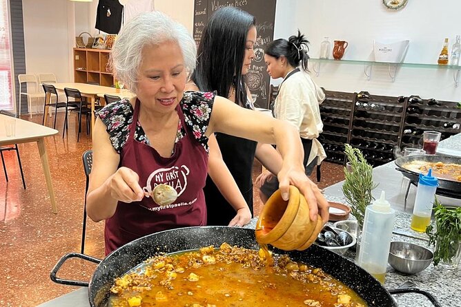 Seafood paella cooking class, tapas and visit to Ruzafa market. - Sangria workshop and tapas: the part that sets the mood