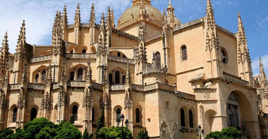 Segovia: Guided Walking Tour with Cathedral & Alcázar Entry - Plaza Azoguejo to the Aqueduct: where Segovia flexes first