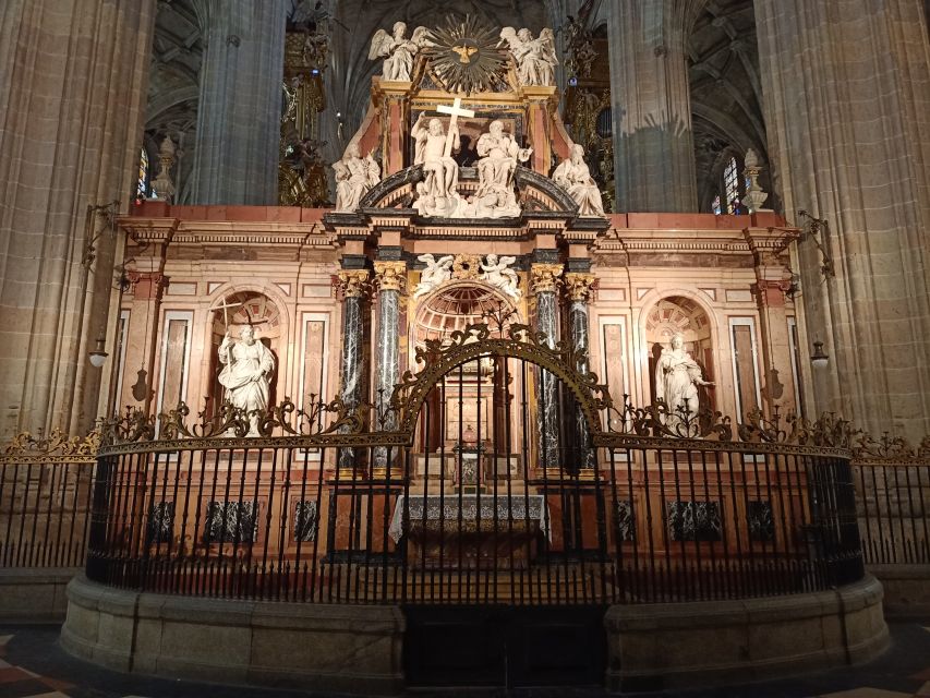 Segovia: Guided Walking Tour with Cathedral & Alcázar Entry - Alcázar of Segovia: royal rooms, and how power was displayed