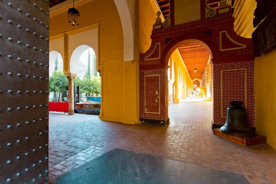 Seville: Alcázar, Cathedral & Giralda Fast Track Guided Tour - Guides, headsets, and the little details that make it smoother
