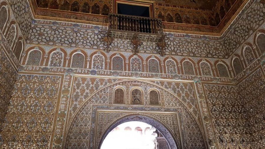 Seville: Alcázar, Cathedral & Giralda Fast Track Guided Tour - Patio de Doncellas and the palace rhythm you’ll feel on the inside