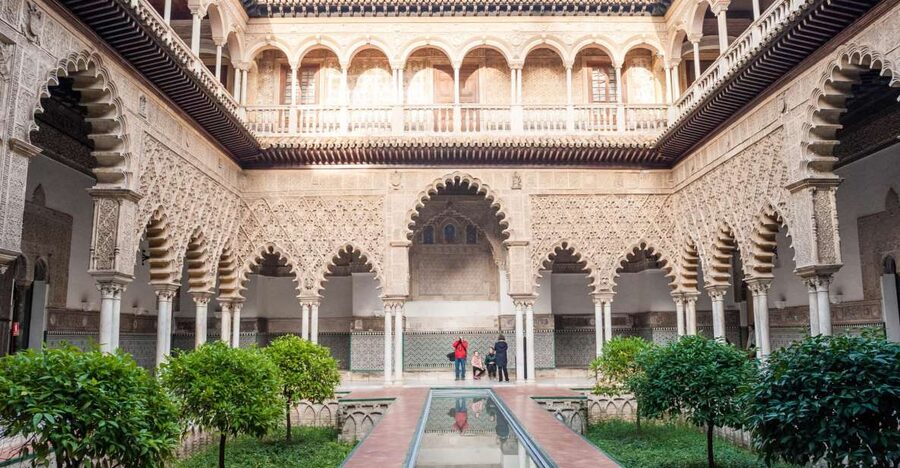 Seville: Alcázar Guided Tour - Puerta del León to palaces and courtyards, what your guide makes clear