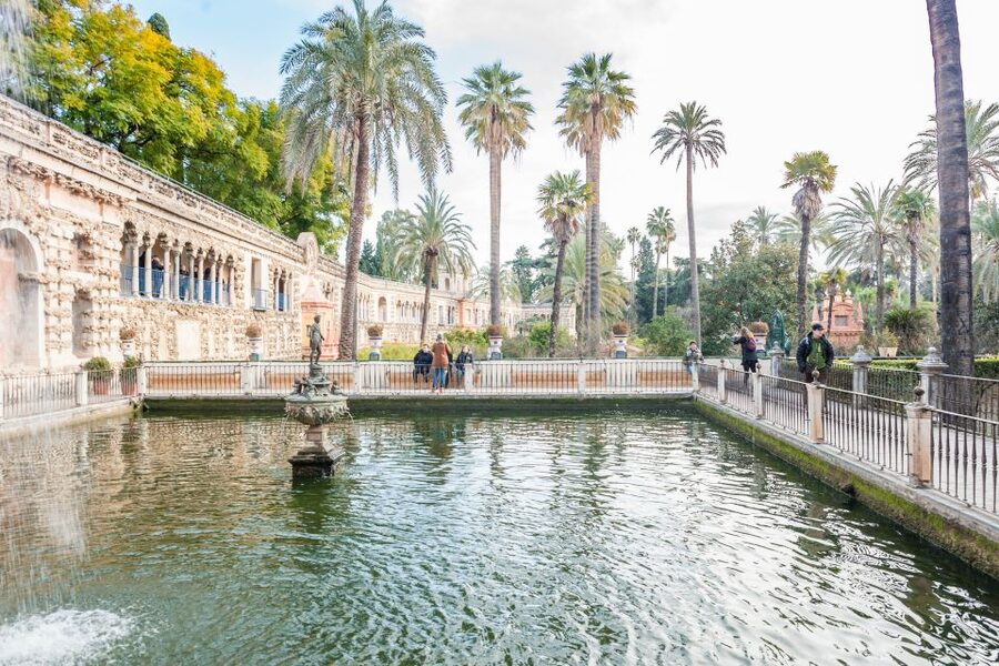 Seville: Cathedral, Giralda & Alcazar Entry With Guided Tour - How the Best Guides Make the 2.5 Hours Feel Easy