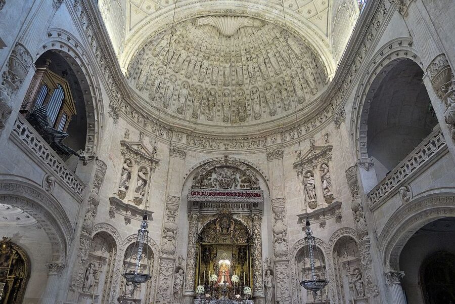 Seville: Cathedral & Giralda Guided Tour with Entry Tickets - Gothic-Mudejar choir area and the orange tree patio reset