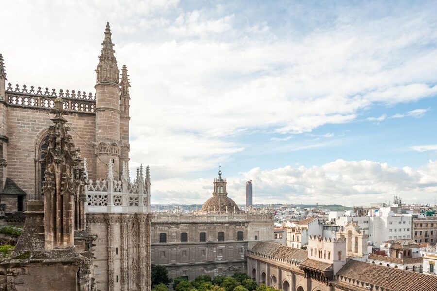 Seville: Cathedral Guided Tour with Priority Access - Inside the cathedral: art, chapels, and the golden altarpiece