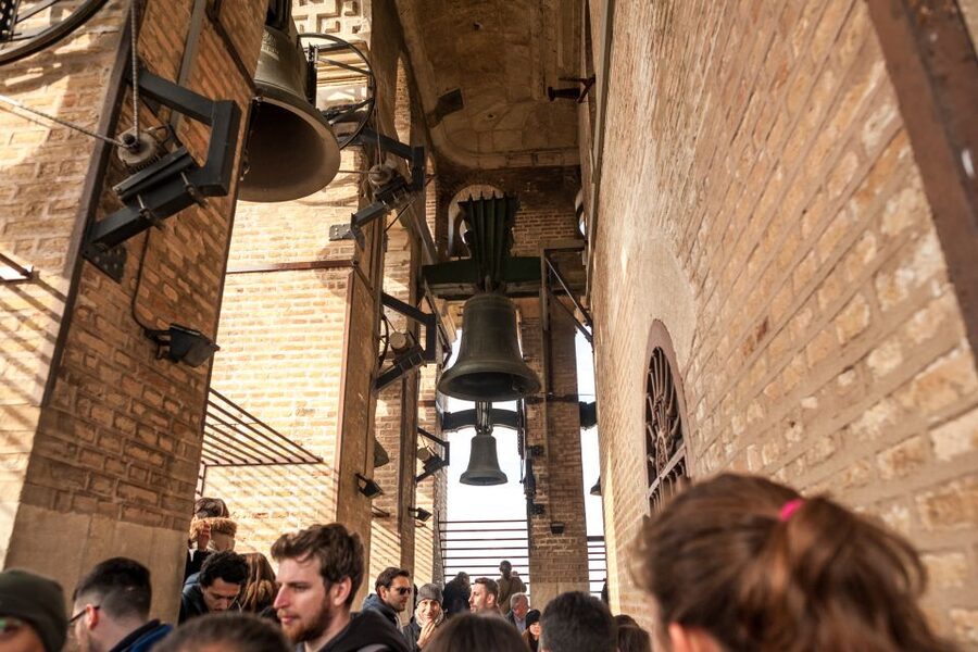 Seville: Cathedral Guided Tour with Priority Access - When Seville crowds you: timing tips for better visibility
