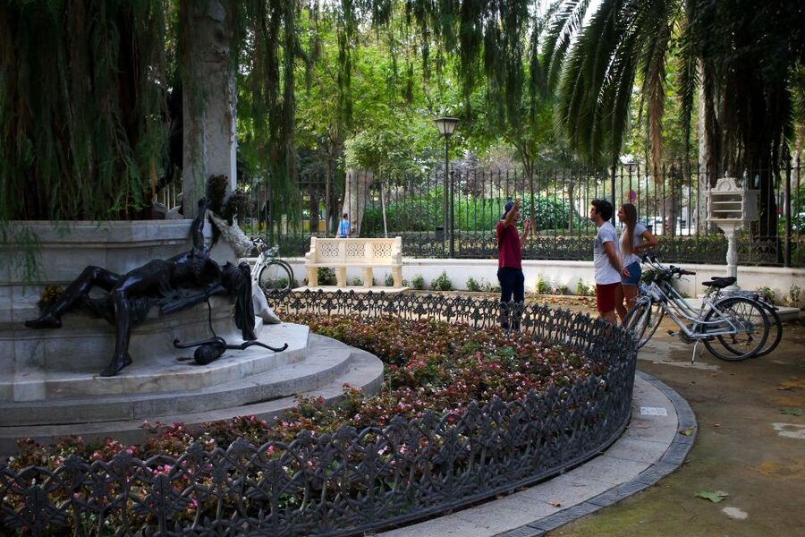 Seville: Guided Sunset Bike Tour - Barrio de Santa Cruz: the maze you’ll navigate better afterward