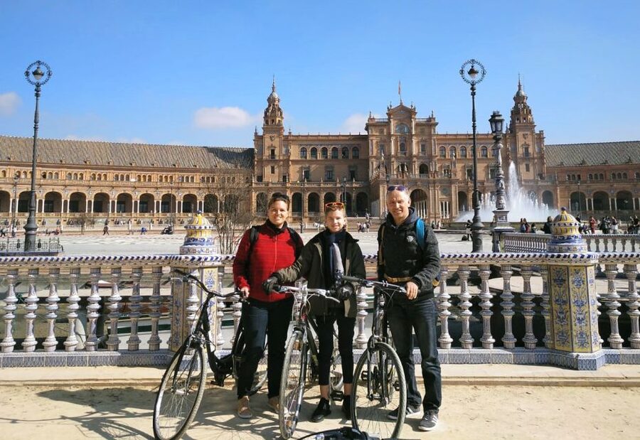 Seville: Highlights Bike Tour with Local Guide - University of Seville and Plaza del Triunfo: tightening the loop