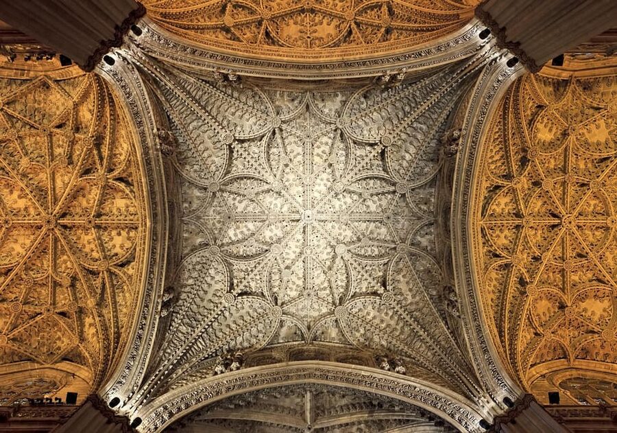 Seville: Priority Access Cathedral & Giralda Tour - Tour pacing, languages, and the guide vibe that makes it click