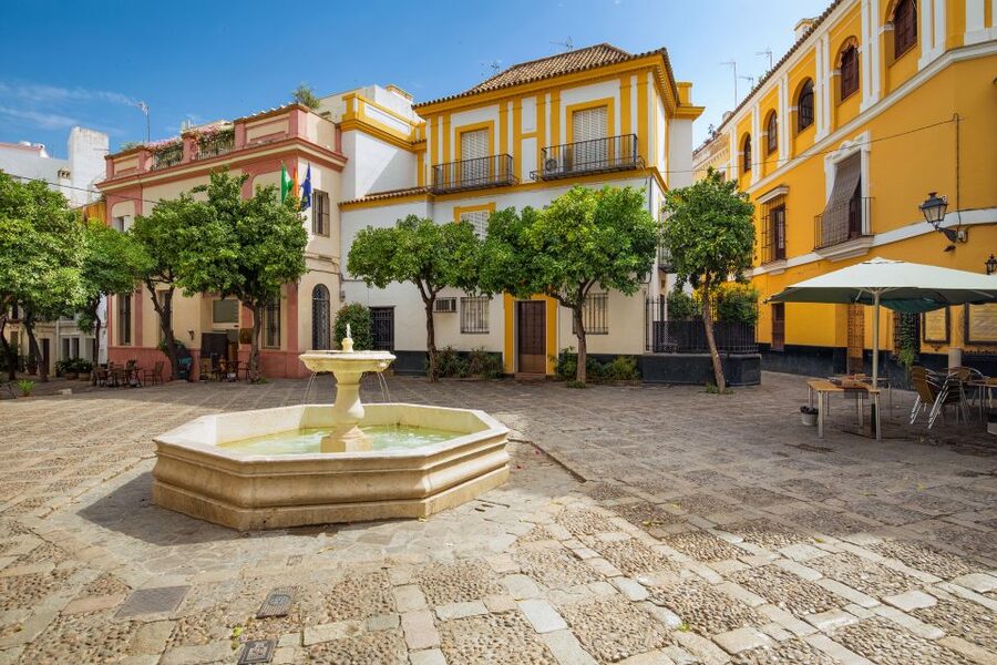 Seville: Relaxing City Bike Tour with a Tour Guide - Parque de María Luisa and Plaza de España: where the photos make sense