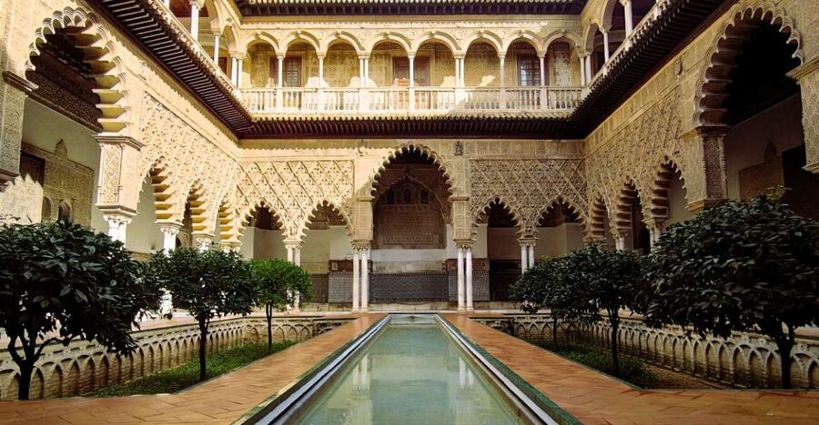 Seville: Small-Group Alcázar Guided Tour & Entry Ticket - Meeting Plaza del Triunfo, spot your guide fast
