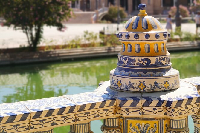 Seville Small-Group Monumental Highlights Walking Tour - Stop 1: Seville City Hall area and the 1500s city story