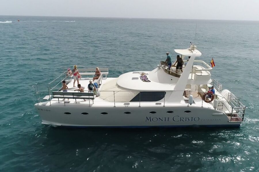 Tenerife: Marine-Life Tour with Transfer, Buffet and Drinks - Lunch, cava, wine, and that steady drink service