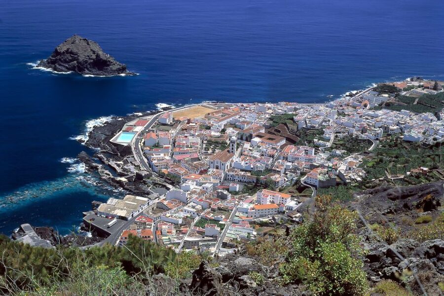 Tenerife: Teide National Park Full-Day Tour with Pickup - Los Gigantes and the route back to the south