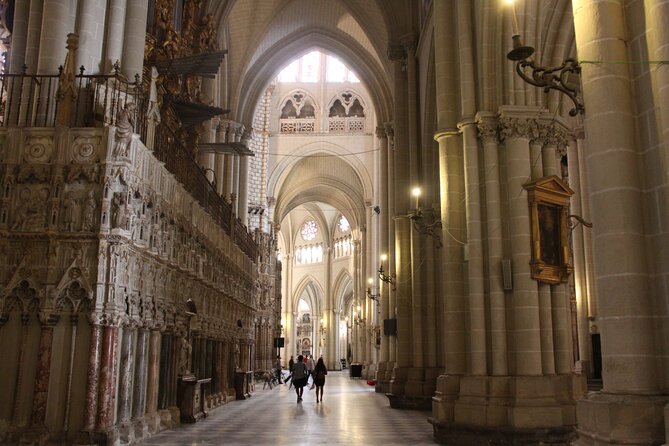 Toledo Half Day Tour with Cathedral, St Tome Church & Synagoge - Zocodover’s Tuesday market story, then a photo moment over the river