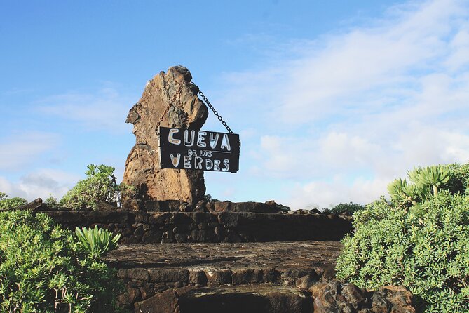Tour to Timanfaya, Jameos del Agua, Cueva de los Verdes and viewpoint from the cliff - Timanfaya National Park: the fire-mountain show in a controlled one-hour