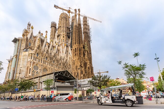 Tour Welcome Barcelona with Local Guide in Eco Tuk Tuk Private - Meeting Point on Carrer de Casp 13 and the Start You Actually Want