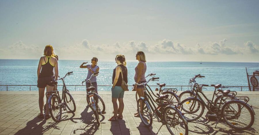Unusual Barcelona Bike Tour in French - What the guide covers: culture, history, and politics without the lecture