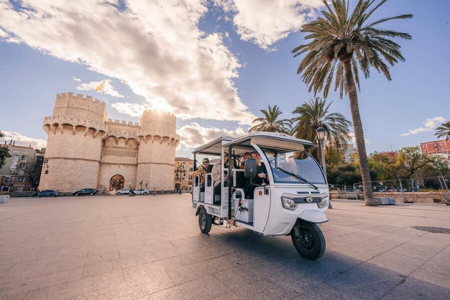 Valencia: 2-hour City Highlights Guided Tour by Tuk Tuk - Route Plan: Puerta del Mar, Puente de las Flores, and the City’s First Landmarks