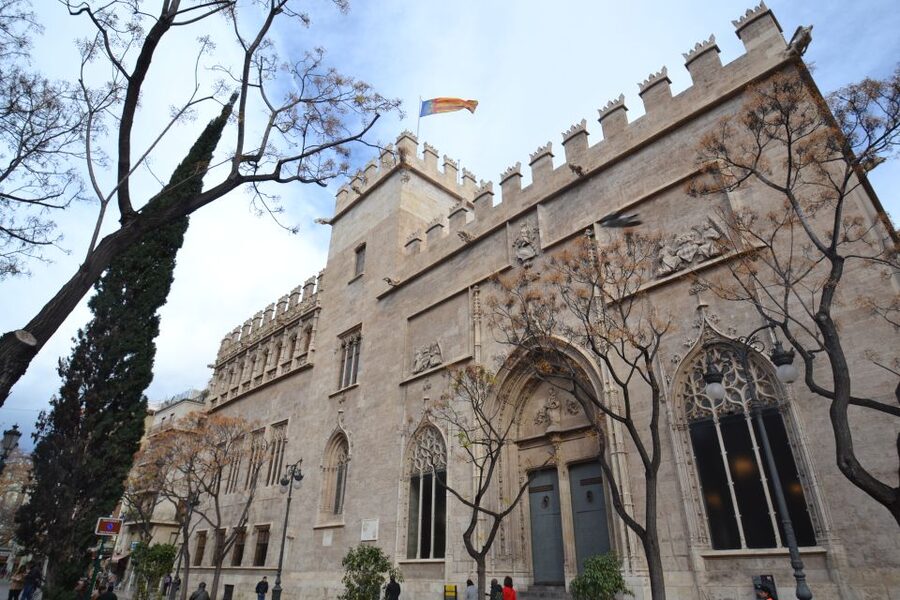 Valencia: Cathedral, St Nicholas, and Lonja de la Seda Tour - Pacing, duration, and what to wear in Valencia