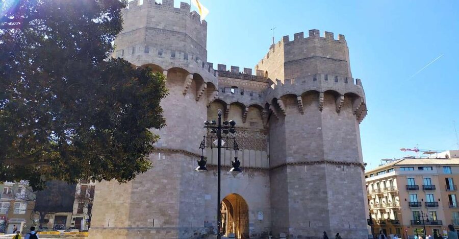 Valencia: City Walking Tour with Top Attractions - ITALIAN - Torres de Serranos: your timeline starts with stone defenses