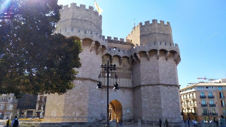Valencia: City Walking Tour with Top Attractions - ITALIAN - Palace of the Generalitat and Calle Caballeros: power in the middle of life