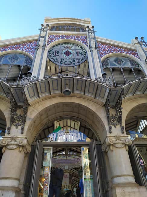 Valencia: City Walking Tour with Top Attractions - ITALIAN - Plaza de la Virgen and Plaza de la Reina: squares with guided meaning