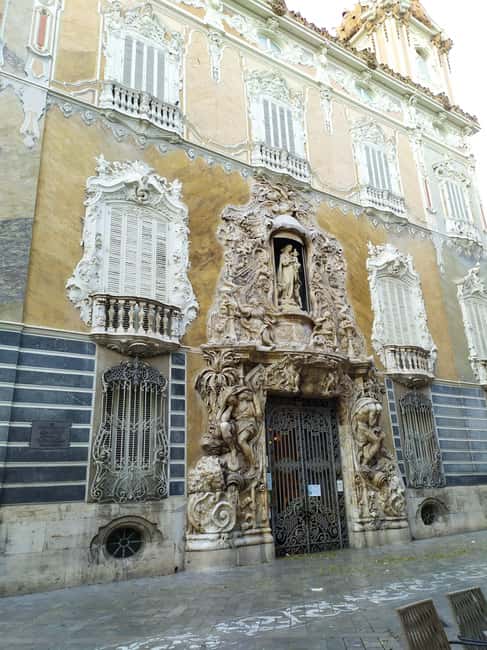 Valencia: City Walking Tour with Top Attractions - ITALIAN - Meeting near Plaça dels Furs, right by the Serranos vibe