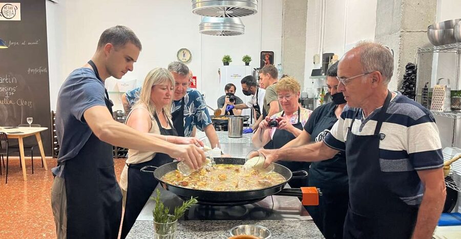 Valencia: Evening Guided Paella Workshop, Tapas, and Drinks - Pick Your Paella: Classic Valencia or Seafood with Salmorreta