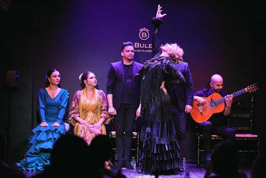 Valencia: Flamenco Show with Dinner at La Bulería - Drinks and Service: How the Night Feels After the First Course