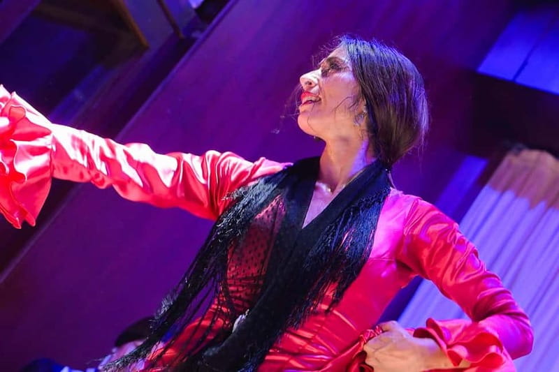 Valencia: La Linterna Flamenco Show - The music engine: live guitar, vocals, and rhythm that stays in the room