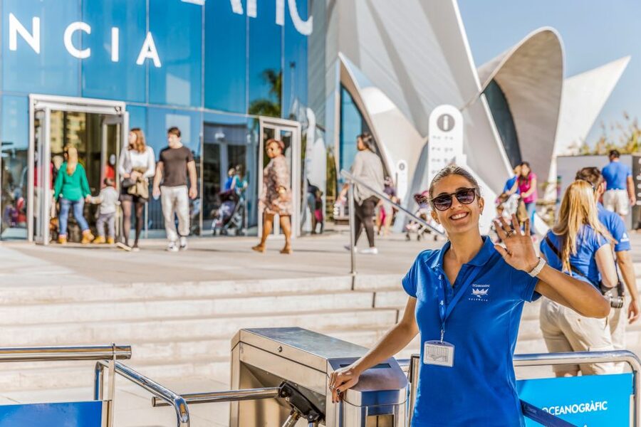 Valencia: Oceanogràfic Entry Ticket - The underwater tunnel experience, where sharks feel close