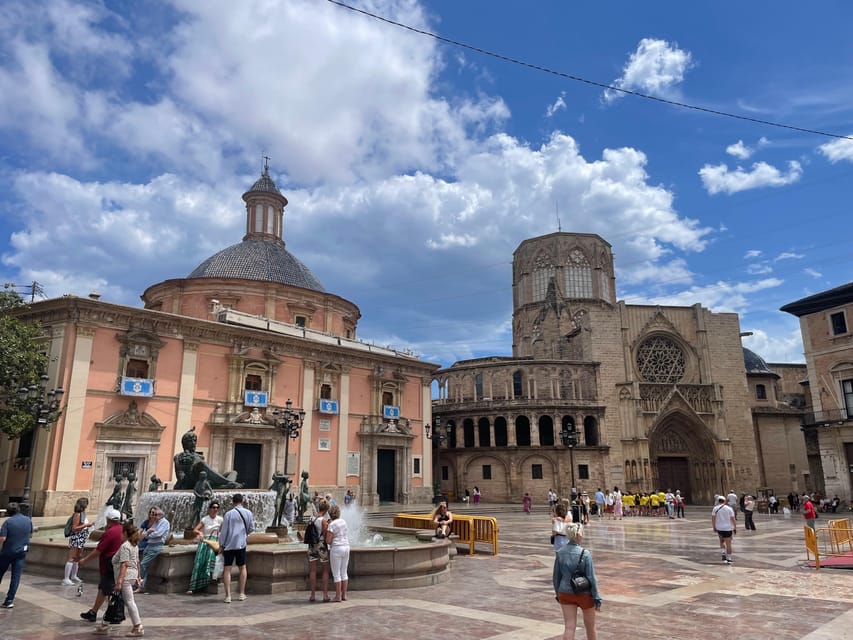 Valencia: Top 25 Highlights Guided Bike Tour - Arriving at C. de Puerto Rico 23 and Getting Ready